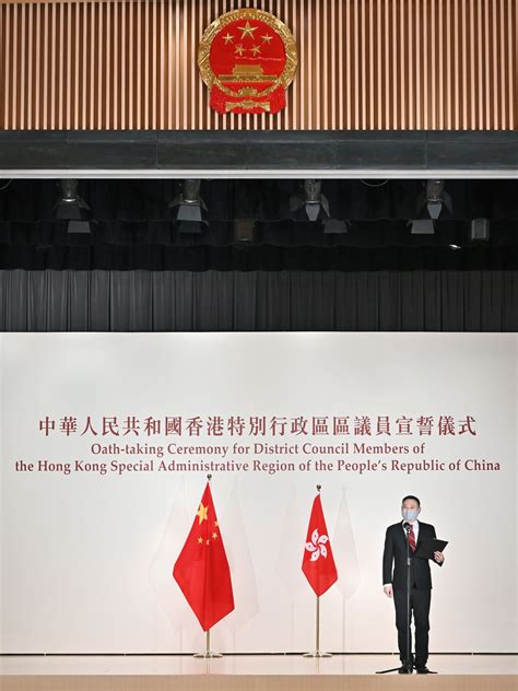 香港211名区议员宣誓 首场周五举行-南方都市报·奥一网