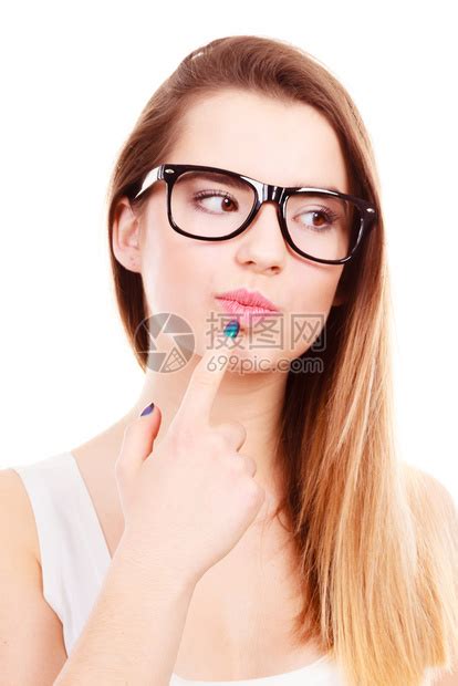 神经质的少女在大眼镜中思考面部表情高清图片下载-正版图片305174761-摄图网