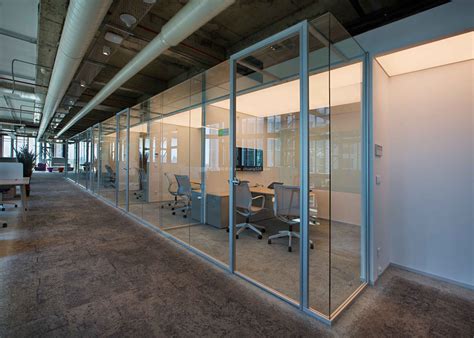 厂家专业安装钢化玻璃隔断墙不锈钢框玻璃隔断墙12MM厂房隔间装修-阿里巴巴