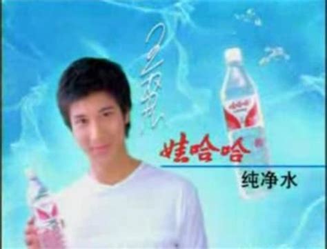 娃哈哈当年请王力宏代言，广告片中竟有刘涛？网友：笑容有点甜