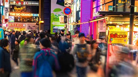 韩国步行街人流实拍高清摄影大图-千库网