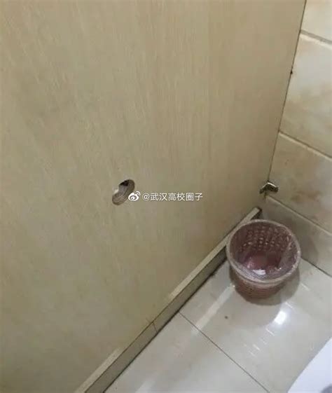 网友爆料：今天在外面上公厕，发现厕所每个隔板上有这样一个洞