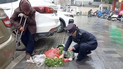 社会万象郑州一86岁老人摆摊卖菜馍，一小时收入80多元：做生意不图挣钱只为玩 社会万象