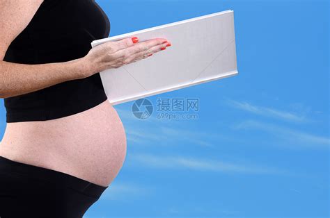 - 孕妇怀孕期孕妇为未出生婴儿阅读高清图片下载-正版图片321745846-摄图网