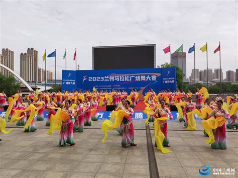 实拍新疆民族广场舞，每天傍晚广场上跳的攒劲的很！_凤凰网视频_凤凰网