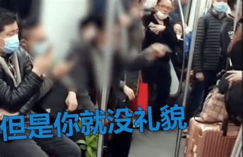 上海地铁女子坐爱心专座，老人上车后立刻让座，仍被辱骂十几分钟_腾讯视频