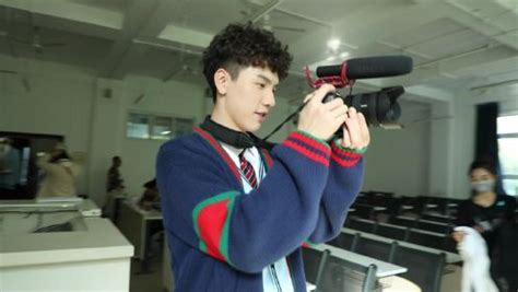 同学今天很和睦 【花絮】张远山摄影师的一天_高清1080P在线观看平台_腾讯视频