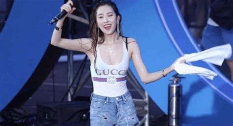 韩国女星表演尴尬瞬间, 胸部太丰满, 跳舞内衣直接往下掉-搜狐大视野-搜狐新闻