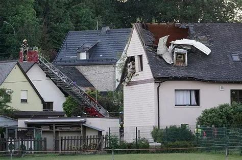 人在家中坐，祸从天上来！——德国一小型飞机突然熄火撞向民房…… - 知乎