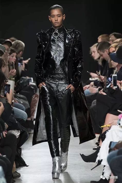 关于朋克风的服装只知道Vivienne Westwood？21世纪的朋克服装风格可不止一种哦！