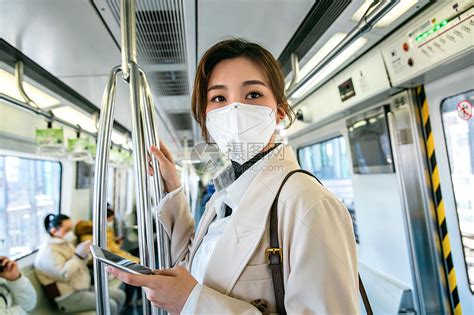戴口罩的年轻女人乘坐地铁高清图片下载-正版图片501905466-摄图网