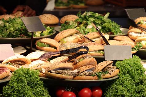 自助餐厅的热肉和火腿三明治高清图片下载-正版图片307036449-摄图网
