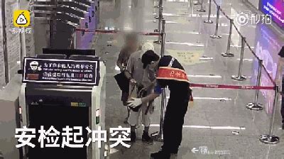 广西：大爷地铁踹人拒安检 因怕包子被辐射（视频）