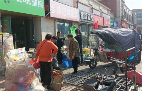 路口现奇葩废品收购站 三辆车+塑料布就做起生意-新闻中心