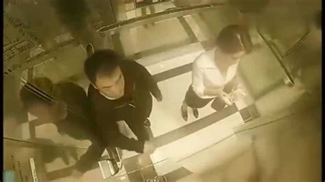 监控：女子在电梯里玩手机，男子偷偷绕到她身后，监控拍下荒唐一幕_腾讯视频