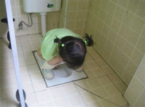 女子独自上厕所，不料被一“猥琐男”盯上，监控拍下无助过程！_腾讯视频