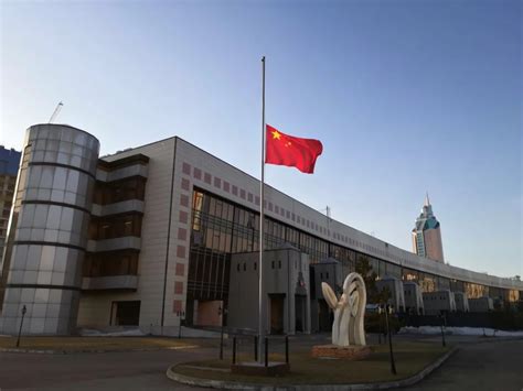 中国驻哈萨克斯坦使馆下半旗志哀抗击疫情牺牲烈士和逝世同胞