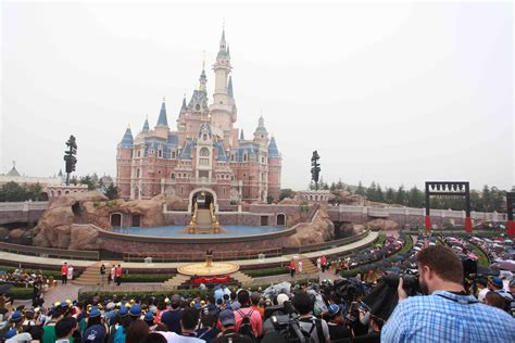 上海迪士尼允许自带食物后，有游客带西瓜入园引争议|界面新闻