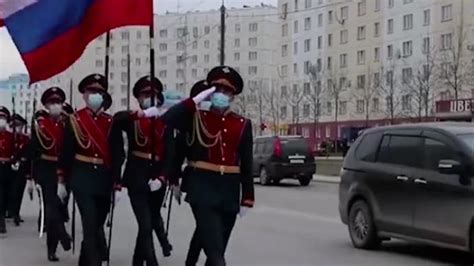 俄军在老兵家门口举行小型阅兵式，现场演奏苏联爱国歌曲_凤凰网视频_凤凰网
