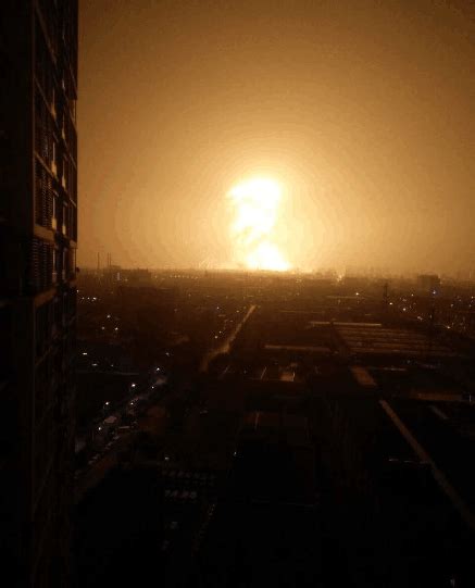 航拍天津爆炸后现场滚滚浓烟升空仍有明火视频_新视网