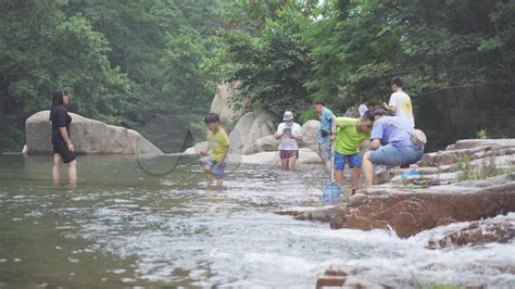 河边玩水的小孩高清图片下载_红动中国