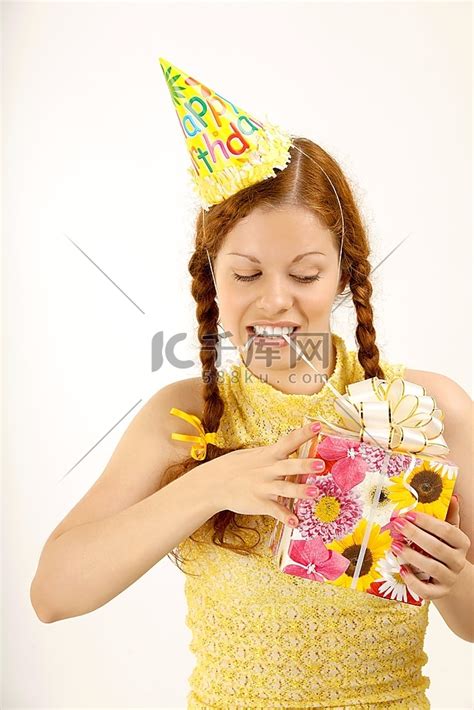 快乐的生日女人不耐烦地打开礼物高清摄影大图-千库网