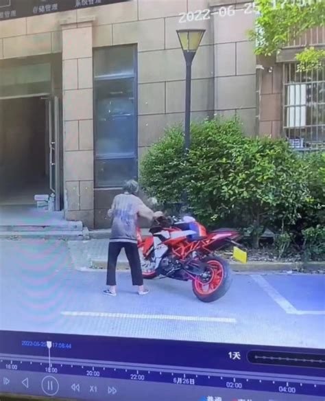 上海一老太太故意推倒价值6万元摩托车，涉嫌寻衅滋事罪！ - 知乎