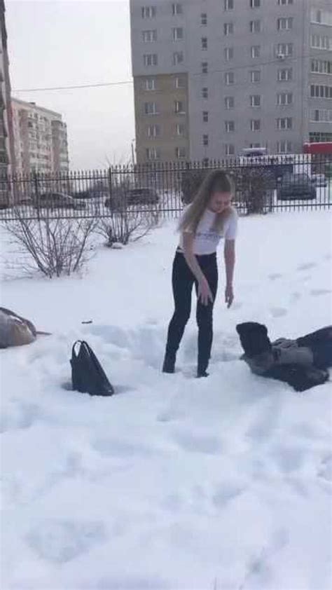 外国美女竟在雪地里脱掉外套和鞋子，网友：第1次见到雪都这样_腾讯视频