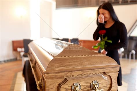 人们哀悼的教堂的葬礼上带着棺材的哭泣的女人棺材的女人教堂的葬礼上哭高清图片下载-正版图片300422117-摄图网