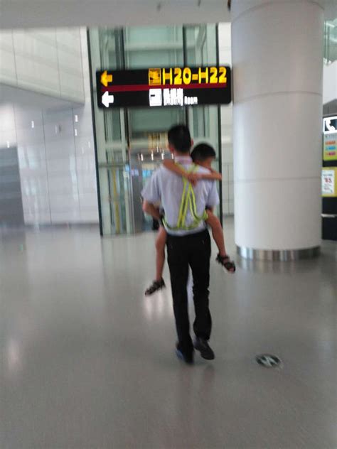 7岁娃独自从郑州坐飞机去深圳，登机后不停哭泣，机场的这一波操作很暖心！-大河新闻