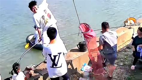 极限操作！小伙被朋友推入鱼塘，入水前紧急扔出一万多的手机_凤凰网视频_凤凰网