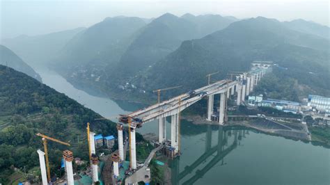 国内在建最大跨径连续刚构桥单幅合龙 渝武高速公路复线有望明年建成通车 - 重庆日报网