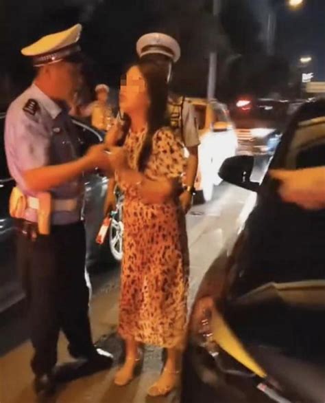 湖南一女司机开宝马撞人拖行！警方最新回应：已被行拘，血液样本送去检验…… | 每日经济网