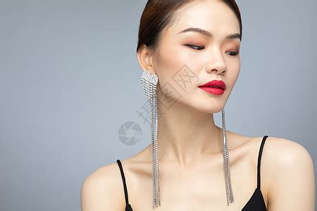 戴耳环女生头像温柔