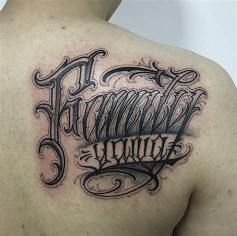 后背肩胛非常优美的奇卡诺花体字纹身图案 - 广州纹彩刺青