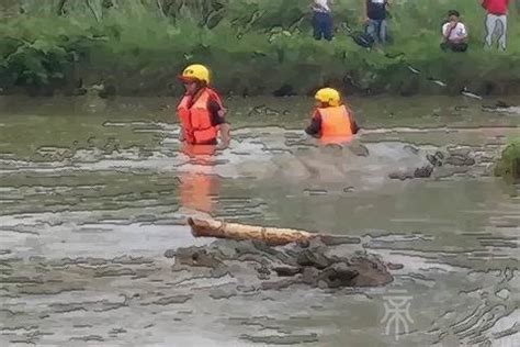 中国人刻在骨子里的团结，武警战士被大水冲走，群众拉绳结网救人_腾讯视频