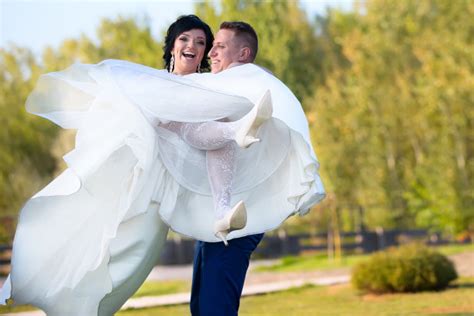 笑儿童新娘和新郎的肖像在公园里用高清图片下载-正版图片504723901-摄图网