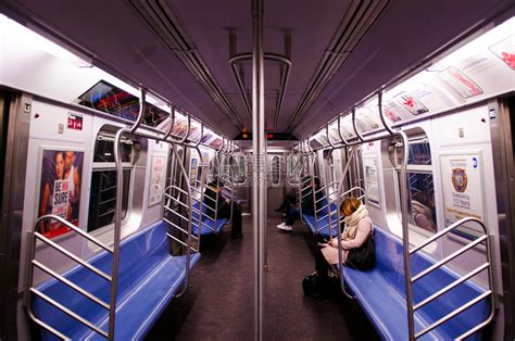 曼哈顿州纽约美国6英尺2015年晚夜在纽约地铁列车内高清图片下载-正版图片303418939-摄图网