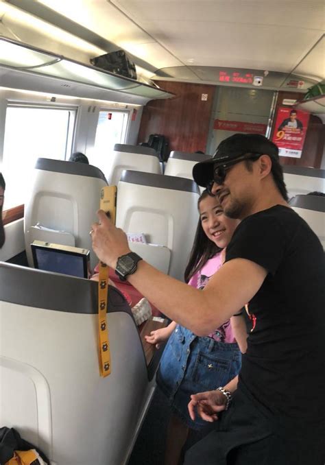 网友乘坐高铁偶遇汪峰 与小粉丝玩自拍尽显亲和_凤凰网