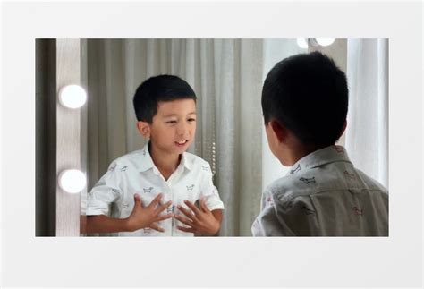 十个月男孩站在镜子前高清图片下载-正版图片503357649-摄图网