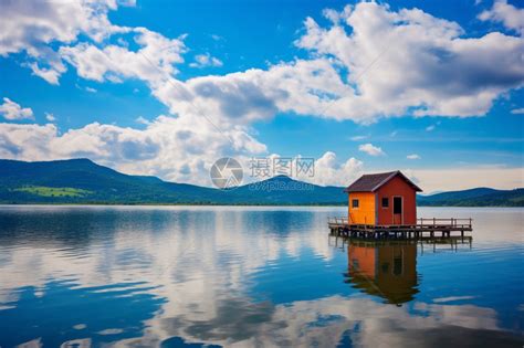 美丽的湖泊自然风景图片-连绵的山峰与平静的湖水素材-高清图片-摄影照片-寻图免费打包下载