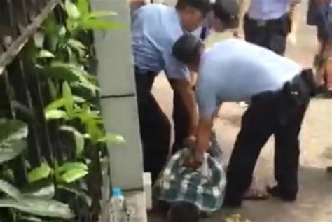 男子在上海一小学门口砍人致2死2伤，嫌疑人该死么？