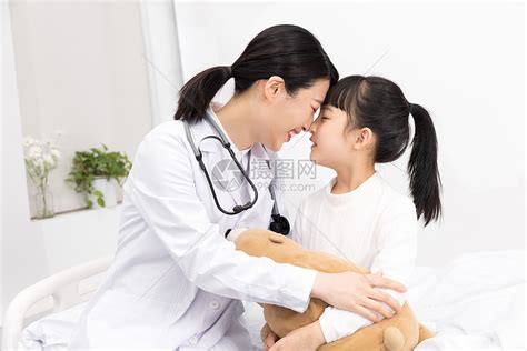 亲切的医生与病人小女孩高清图片下载-正版图片501719462-摄图网