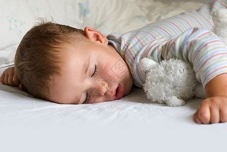 小儿推拿杨晓: 晚睡影响儿童智力发育, 家长们带着孩子早点睡吧!