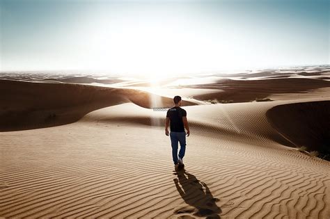 一个人独自在户外荒凉估计阳光刺眼黄沙遍地