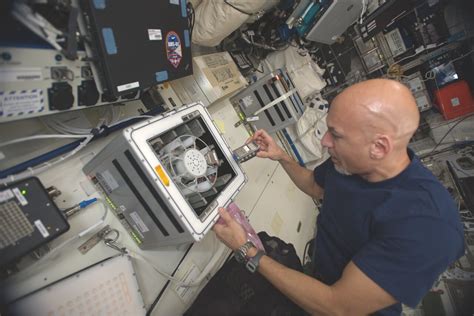 国际空间站的实验成果：如何在太空中以400%的效率开采矿石_凤凰网