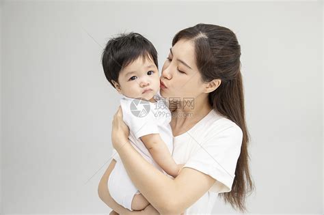 年轻妈妈抱着孩子高清图片下载-正版图片501659961-摄图网