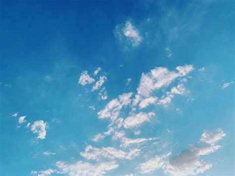天空中飘着美丽的白云高清图片下载-正版图片600518835-摄图网