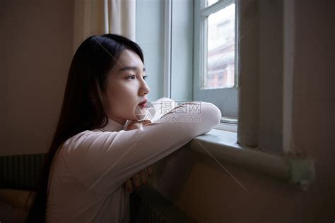 成熟女性坐在窗边发呆思考高清图片下载-正版图片501805364-摄图网