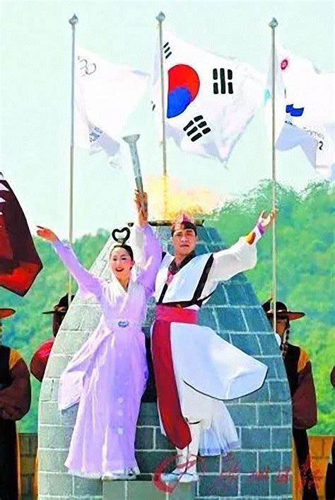 与韩国选手合影的朝鲜姑娘火了 她曾为朝鲜赢得了体操项目中的第一块奥运金牌